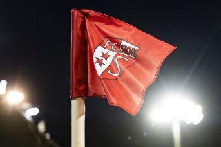 Logo du FC Sion sur le poteau de corner à Tourbillon